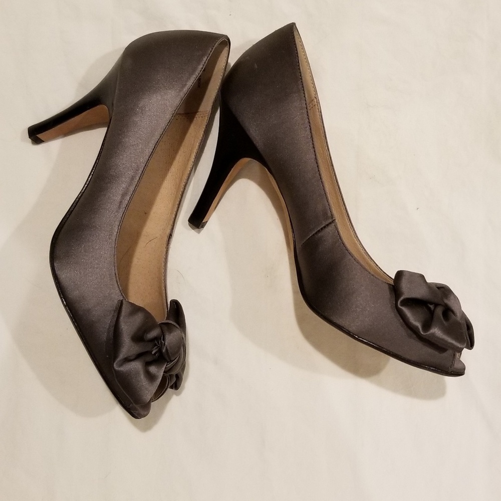BP gray peep toe heels with bow detail - Picture 2 of 5